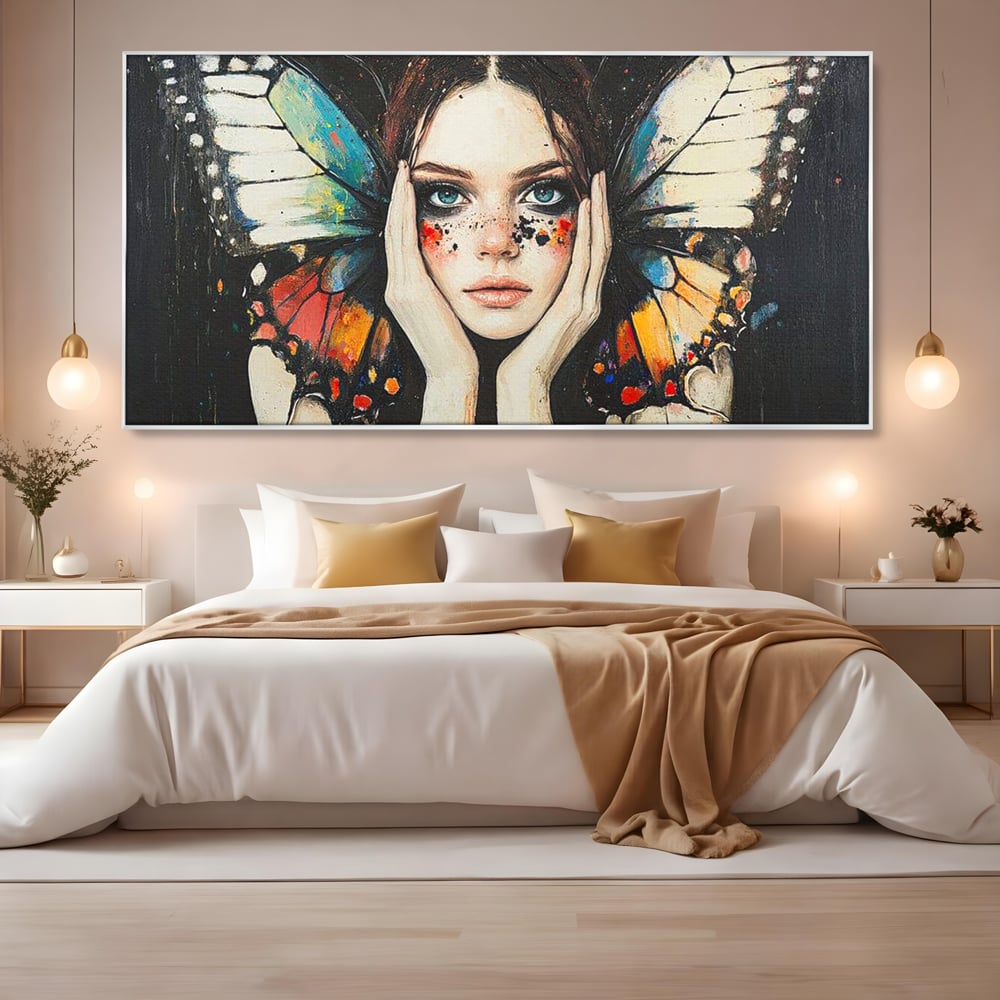 Tablou canvas cu tablou canvas cu femeie si aripi de fluture, in rama de aluminiu argintiu, pe perete intr-un dormitor